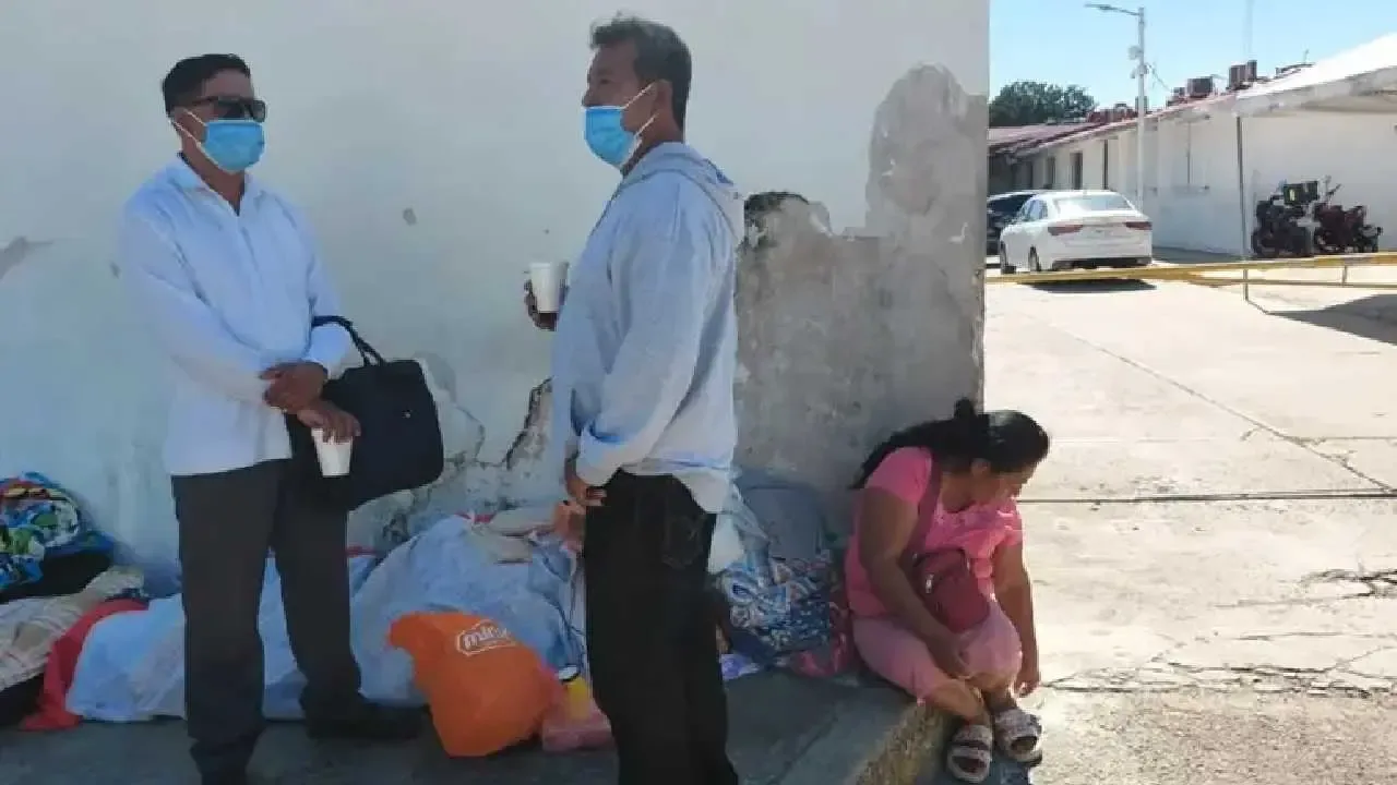 Pacientes y familias desesperadas en la espera de atención médica en Chetumal.