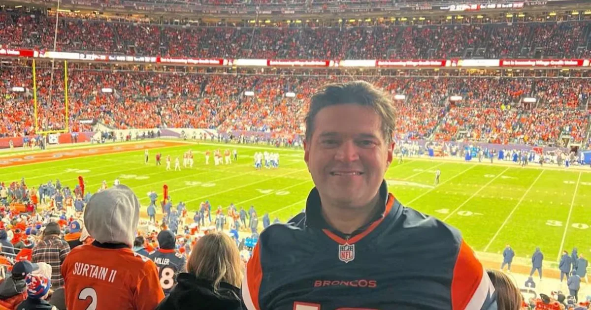 Paco Cienfuegos disfrutando del juego de playoffs en Denver.