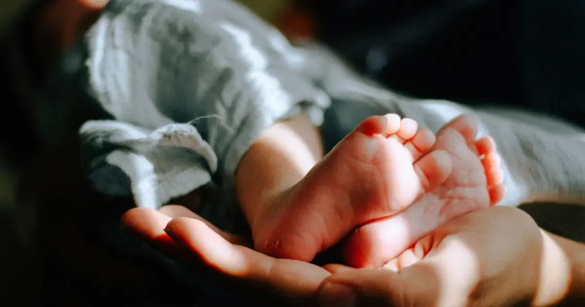 Un paramédico se convierte en acusado tras revelarse que es el padre del bebé abandonado.