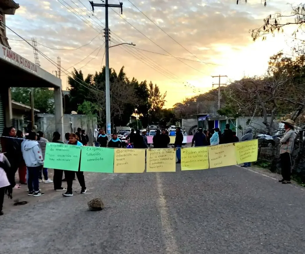 Padres bloquean carretera en Tlapa para exigir justicia en escuelas.