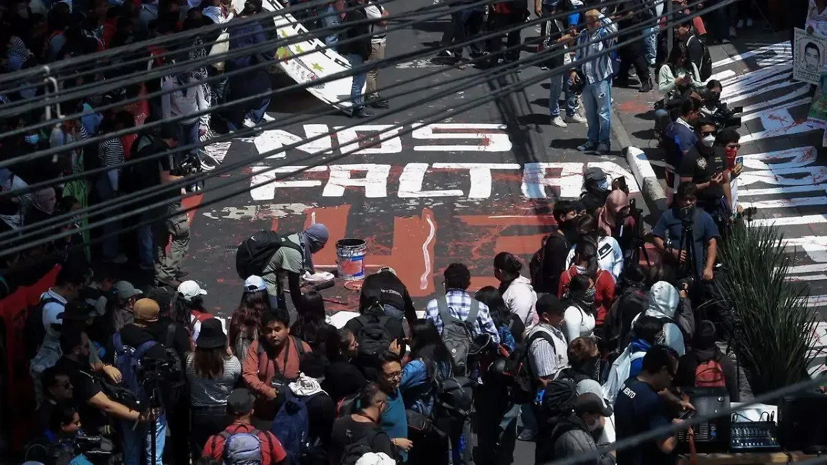 La CNDH es señalada por los padres de los normalistas por no cumplir compromisos firmados desde 2022.