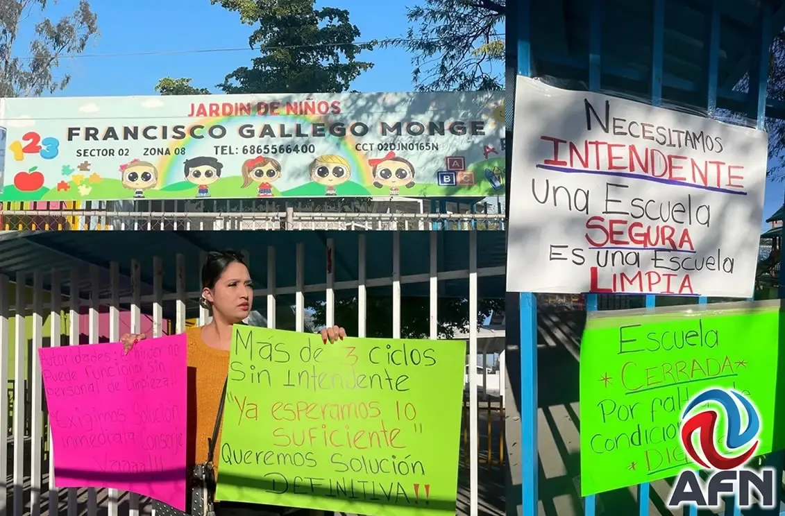Padres de familia en protesta por falta de atención en jardín de niños.