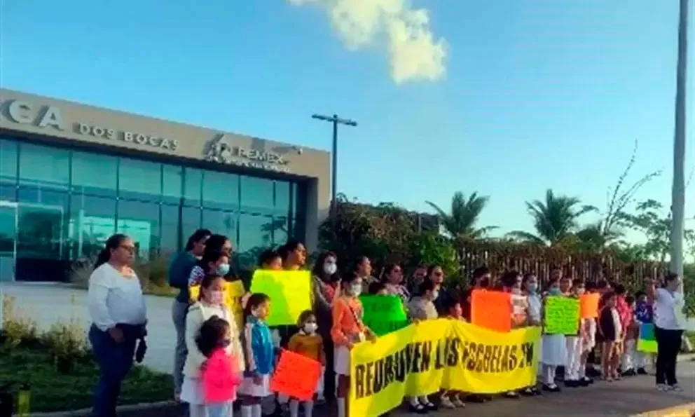 Padres de familia exigen diálogo con autoridades por la cercanía de escuelas a la refinería.