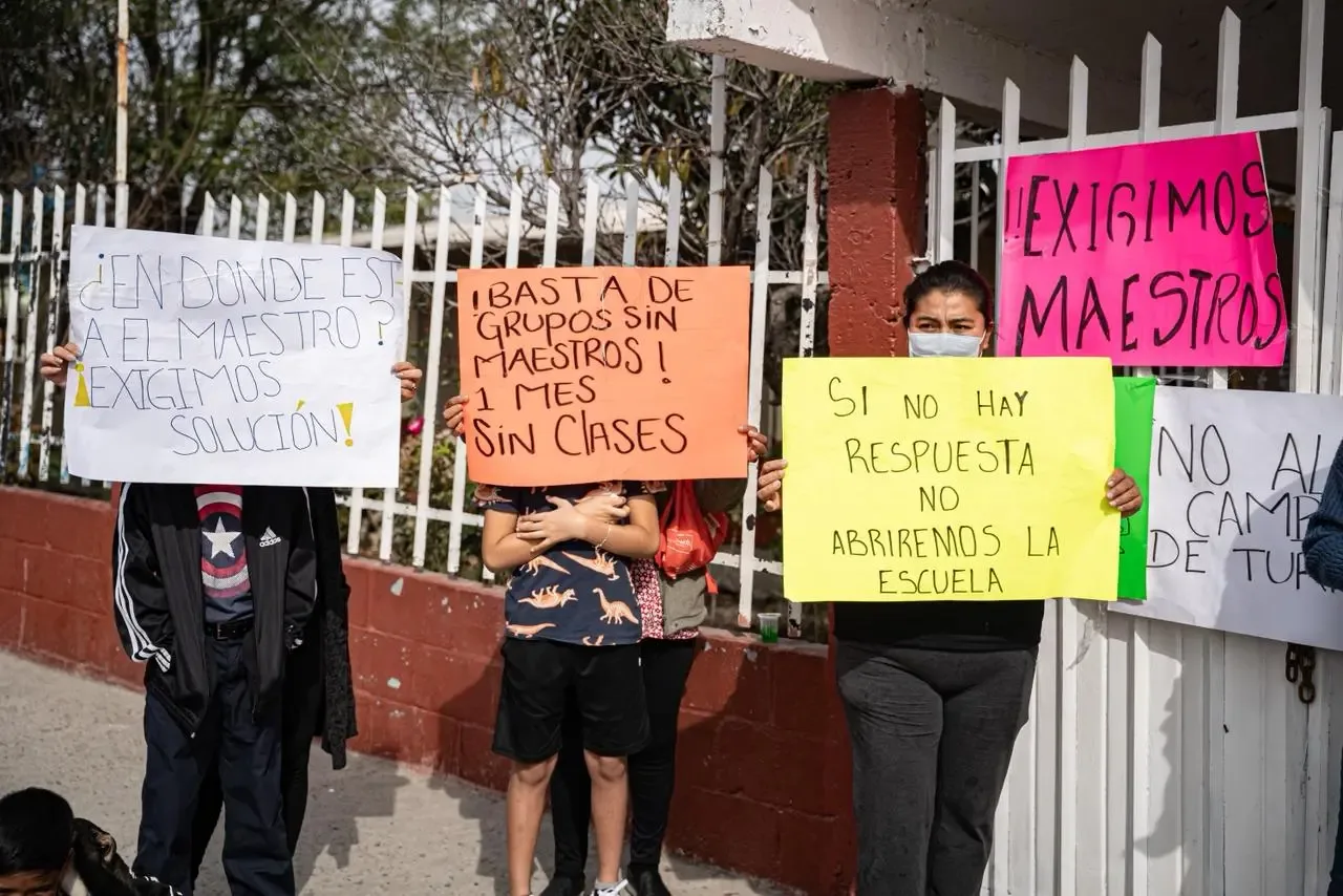 Padres de familia exigen soluciones en la escuela primaria Rosario Castellanos.