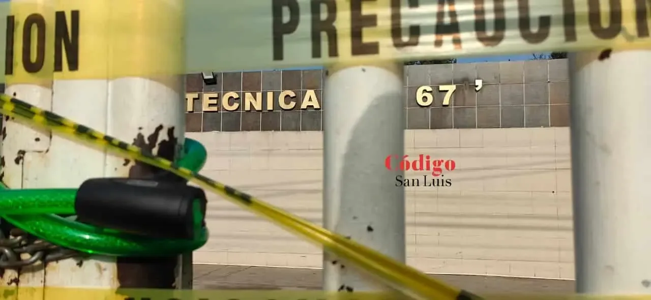 Padres de familia exigen soluciones tras tomar las instalaciones de la escuela.