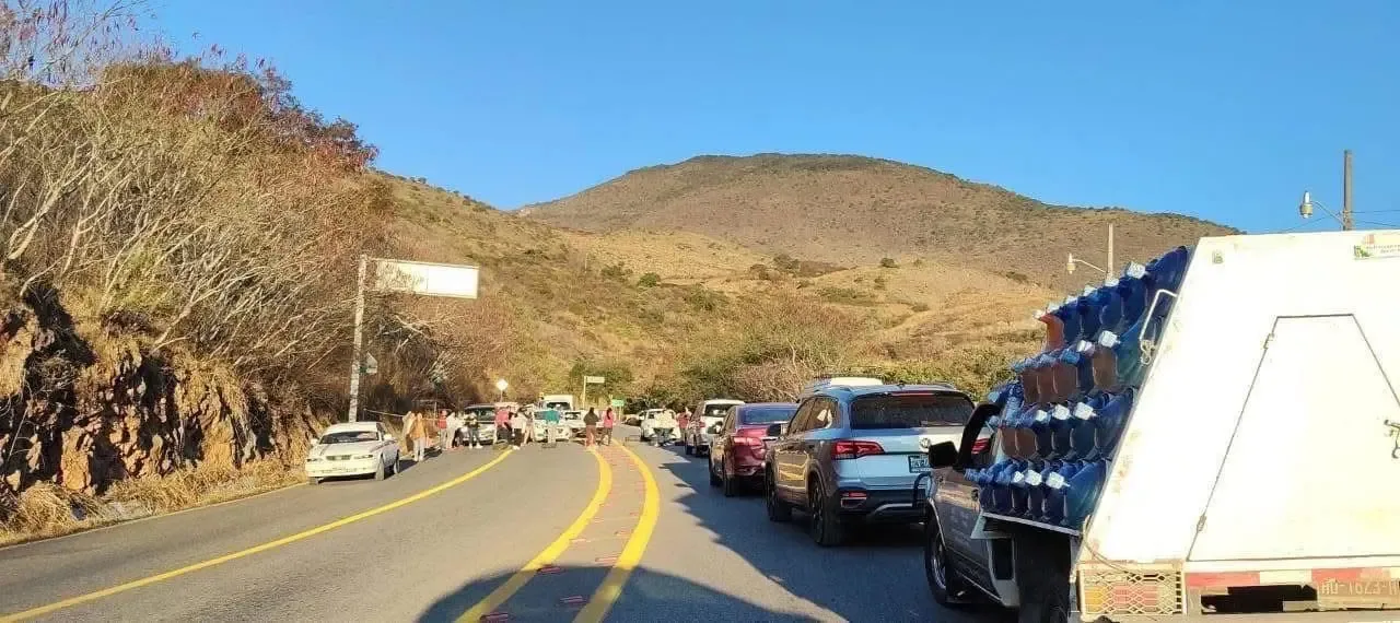 Padres de familia manifiestan su protesta en la carretera México-Acapulco.