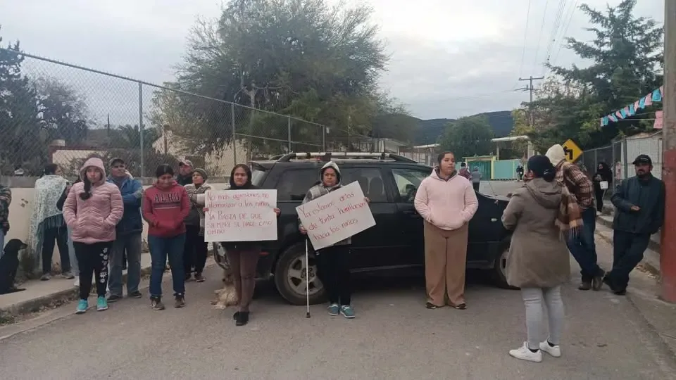 Padres de familia protestan en Villa Hidalgo por presunto maltrato infantil.