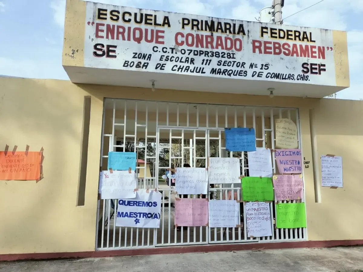Padres de familia protestan por la falta de docentes en la escuela de Lacandona.