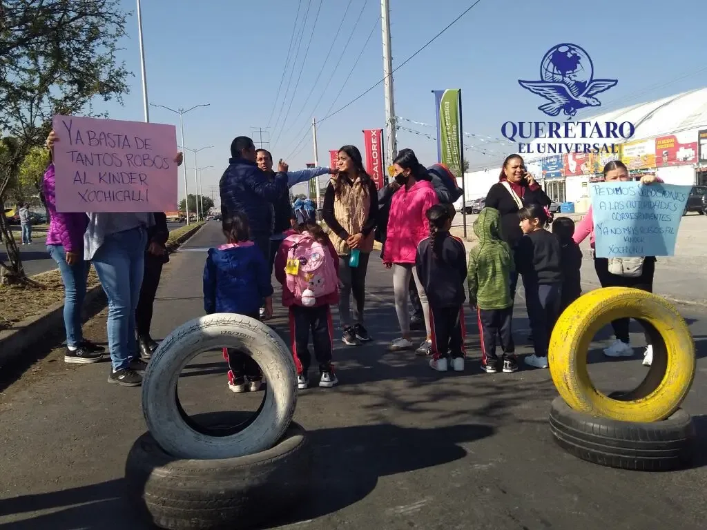 Padres de familia protestan por robos en el kínder Xochicalli de Querétaro.