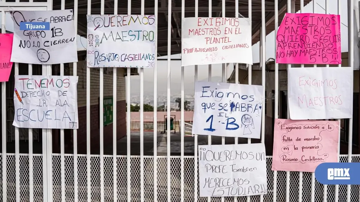 Padres de familia tomaron la escuela Rosario Castellanos en Tijuana exigiendo maestros.