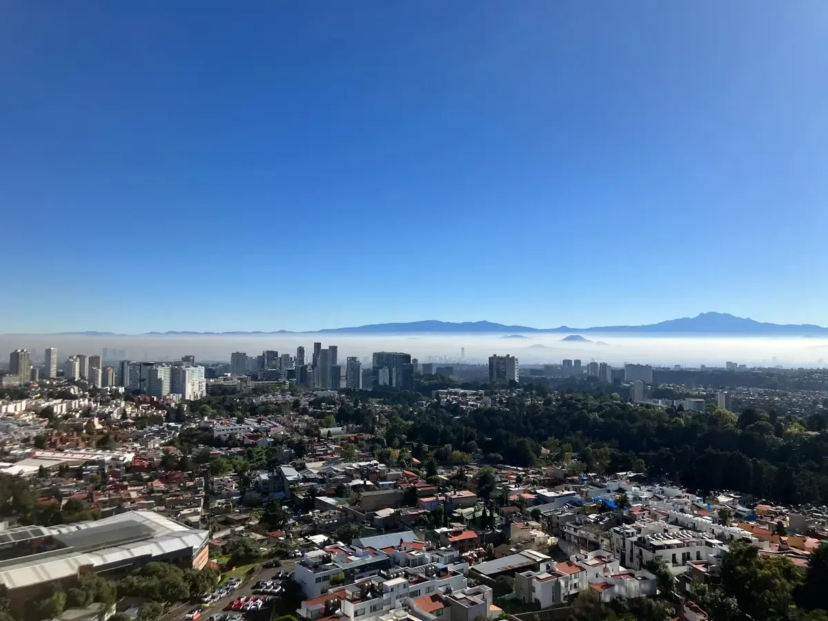 Policías impiden la protesta de familiares en la Ciudad de México.