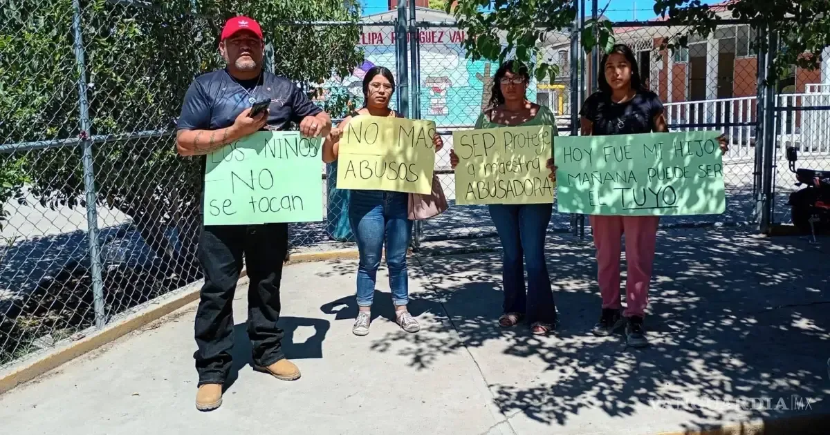 La comunidad escolar exige justicia tras acusaciones de una docente.