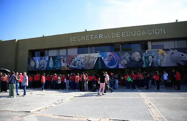 Se solicita transparencia en el manejo de recursos escolares ante condiciones deterioradas.