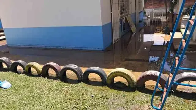 La falta de infraestructura causa daños constantes en el plantel educativo.
