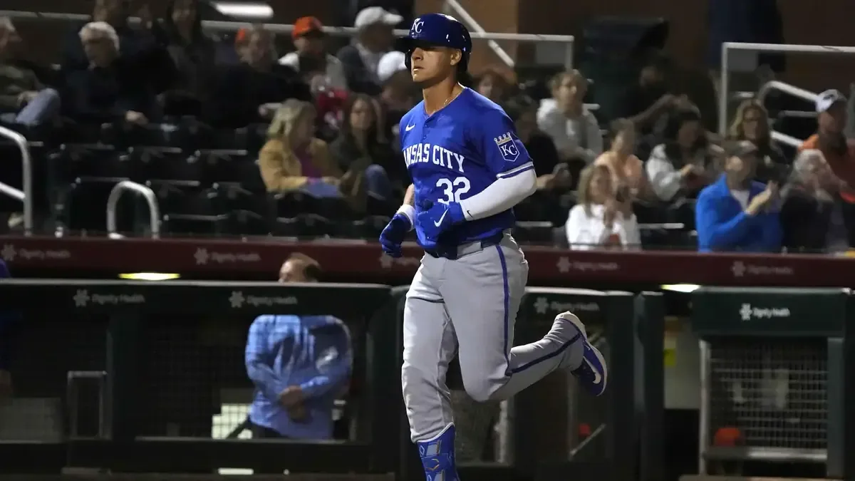 El primera base se une a San Diego tras un cambio de club durante la serie en Triple-A.