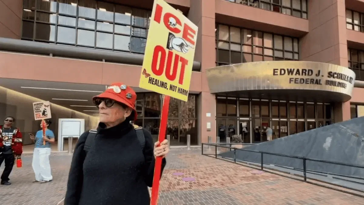Padres y activistas protestan por la seguridad escolar en San Diego.