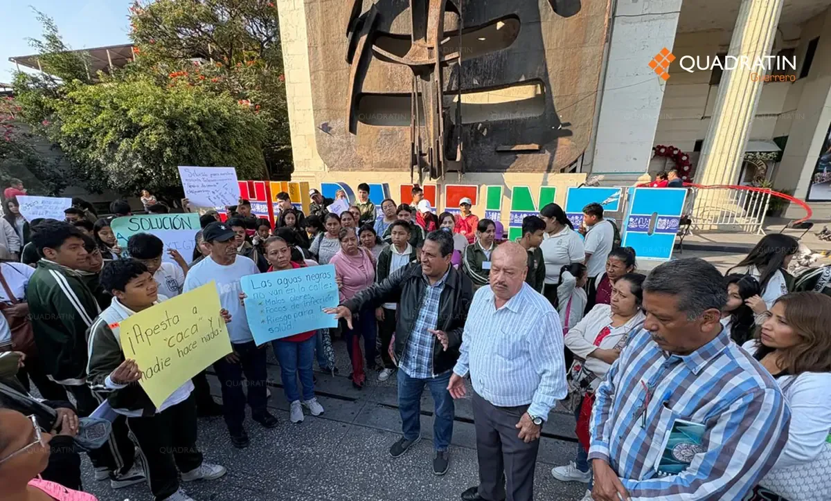Padres y alumnos exigen solución a problema de drenaje que afecta a la telesecundaria.