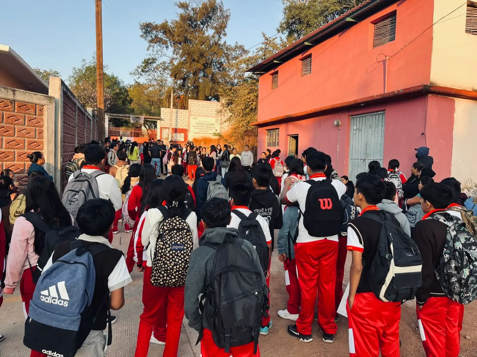 Padres y maestros demandan justicia en la Secundaria Técnica 53 de Ahuacuotzingo.