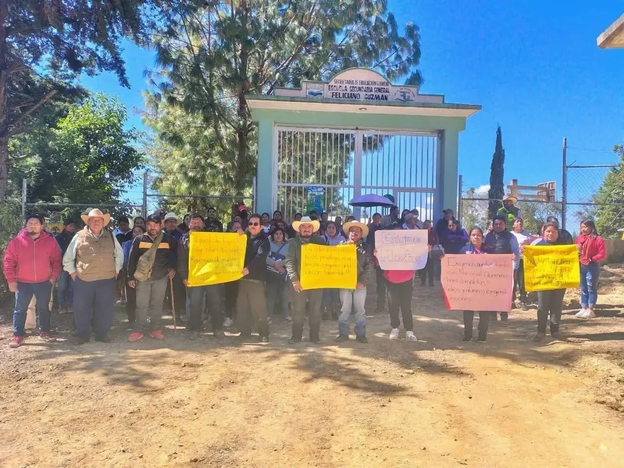 Padres y maestros exigen servicios educativos esenciales en Malinaltepec, Guerrero.