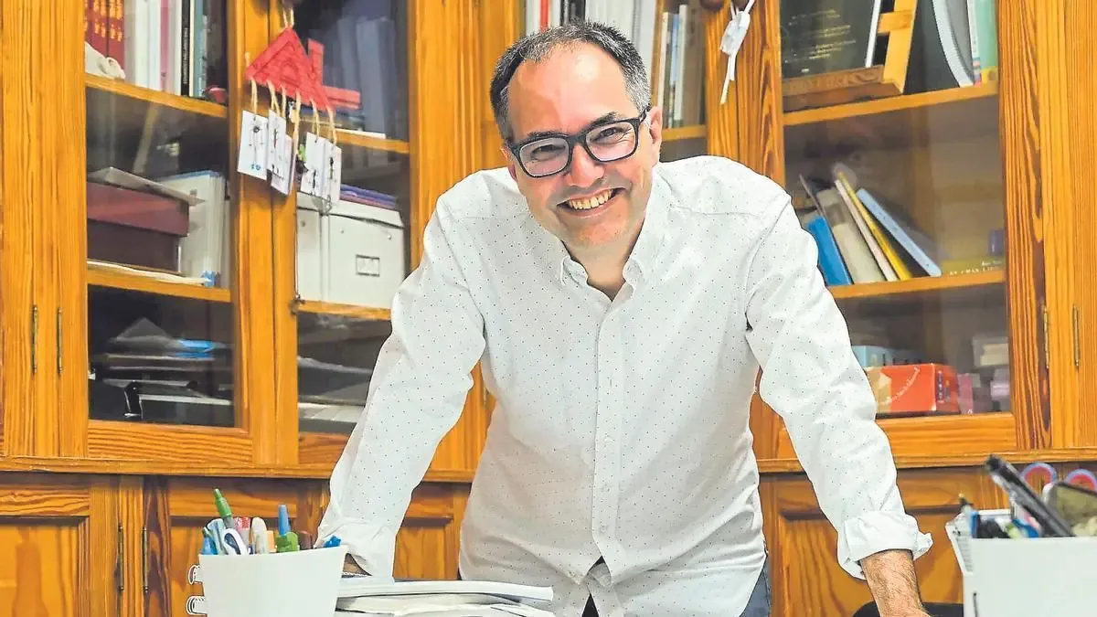 El viñetista canario transforma la crítica social y la sátira en arte reconocido.