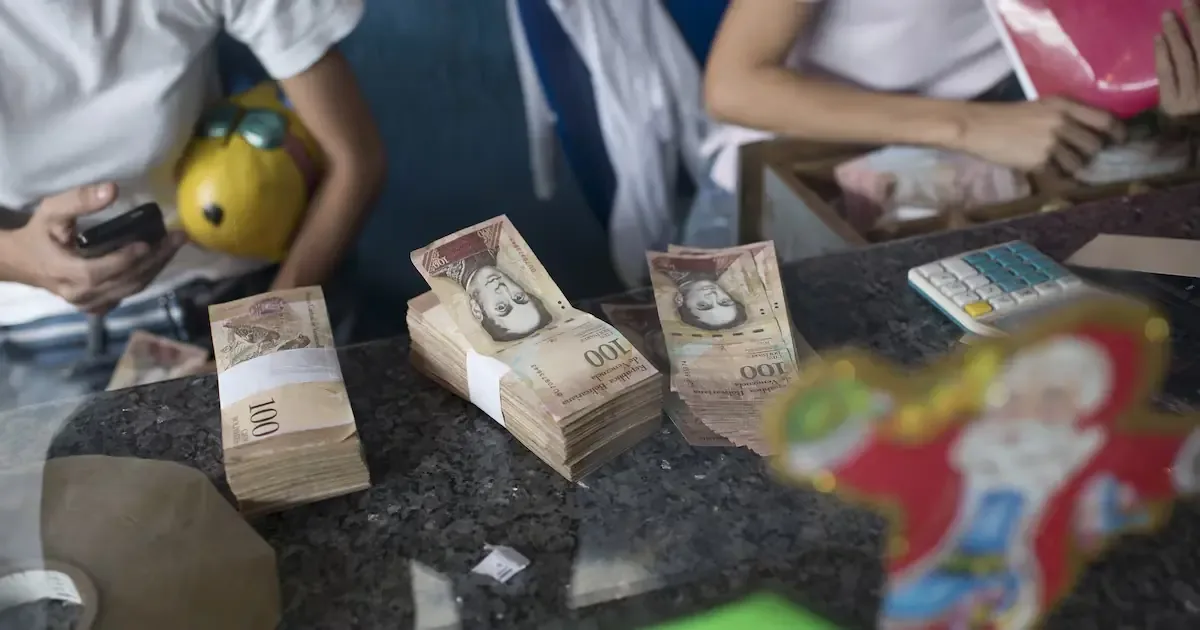 La preferencia por el bolívar se debe a diferencias en tasas de cambio y descuentos.