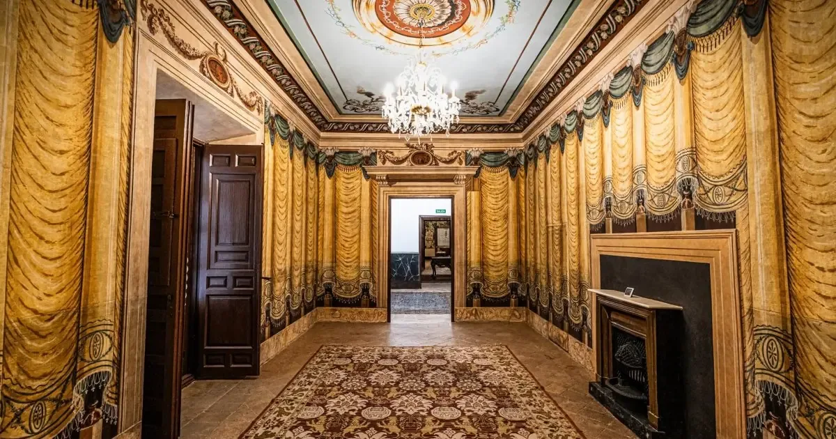 La reciente rehabilitación del Palacio de los Marqueses de Torremejía resalta su gran valor histórico y arquitectónico.