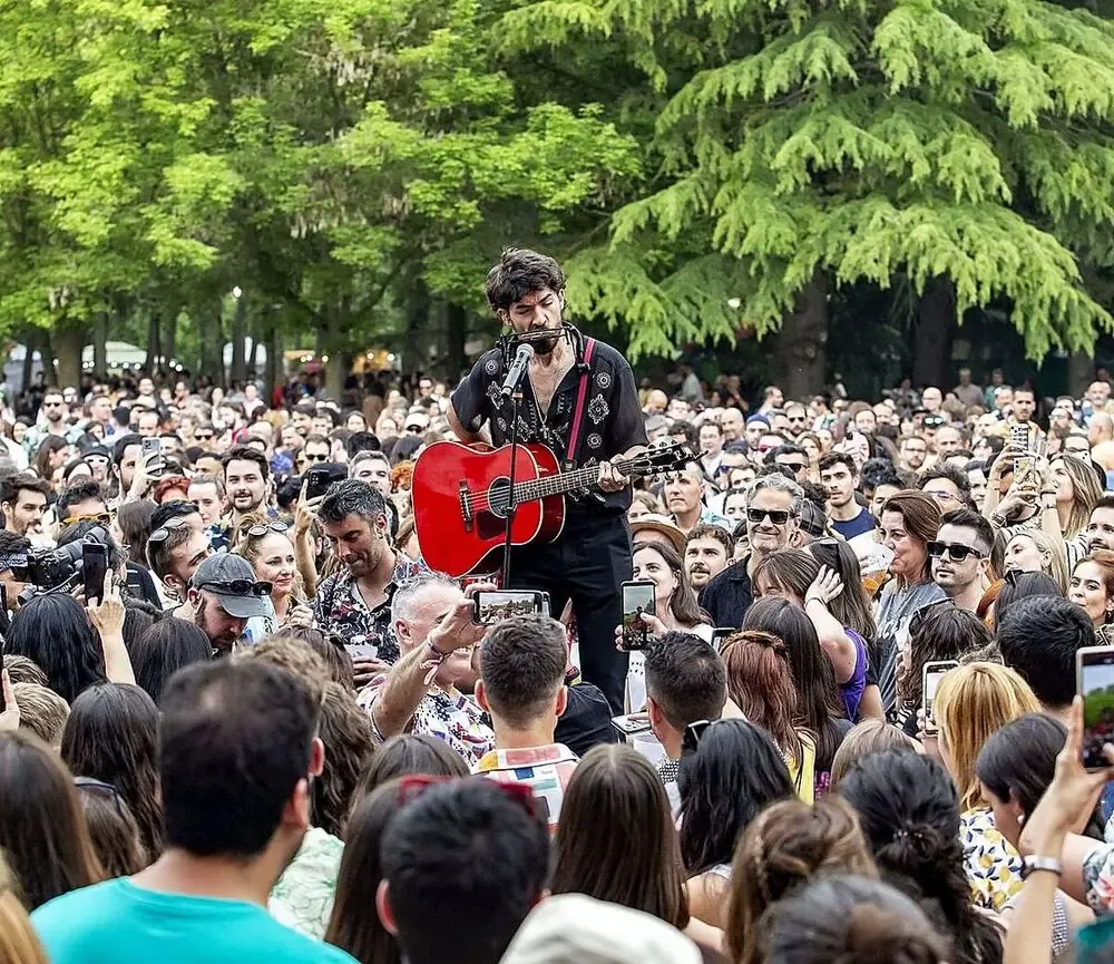 Este evento destaca por su rica programación cultural y su apoyo a causas sociales.