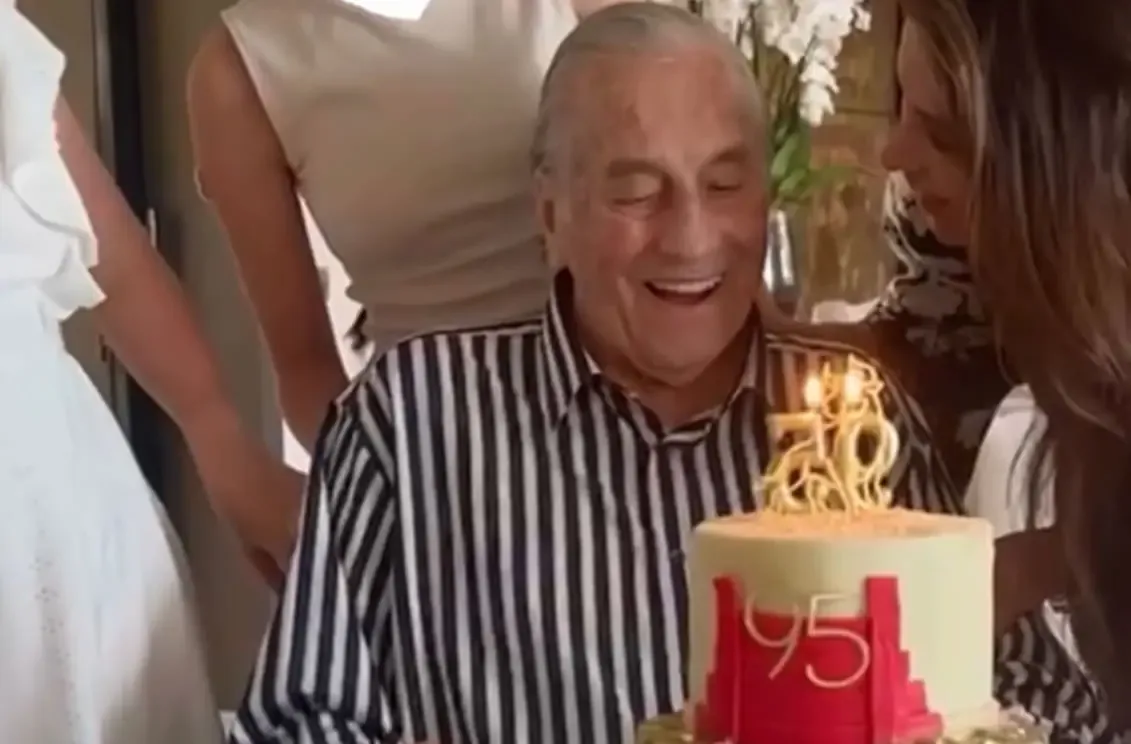 La diseñadora española celebró con una emotiva reunión familiar en honor a su padre.