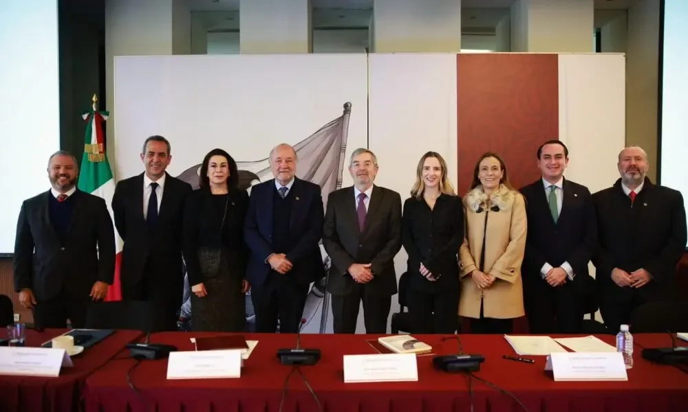 Paloma Palacios González liderando la Asamblea General de la AMAIE en CDMX.