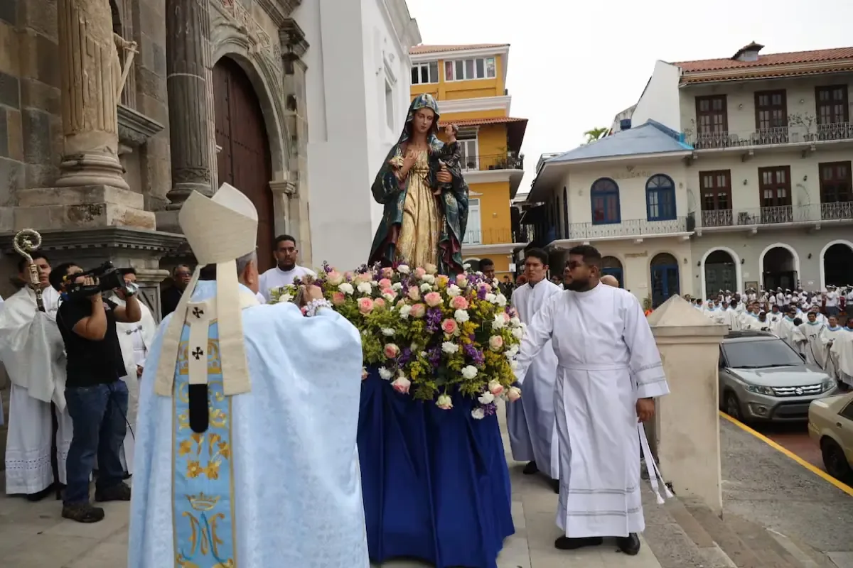 La celebración incluyó una procesión y eucaristía en honor a la Patrona del país.