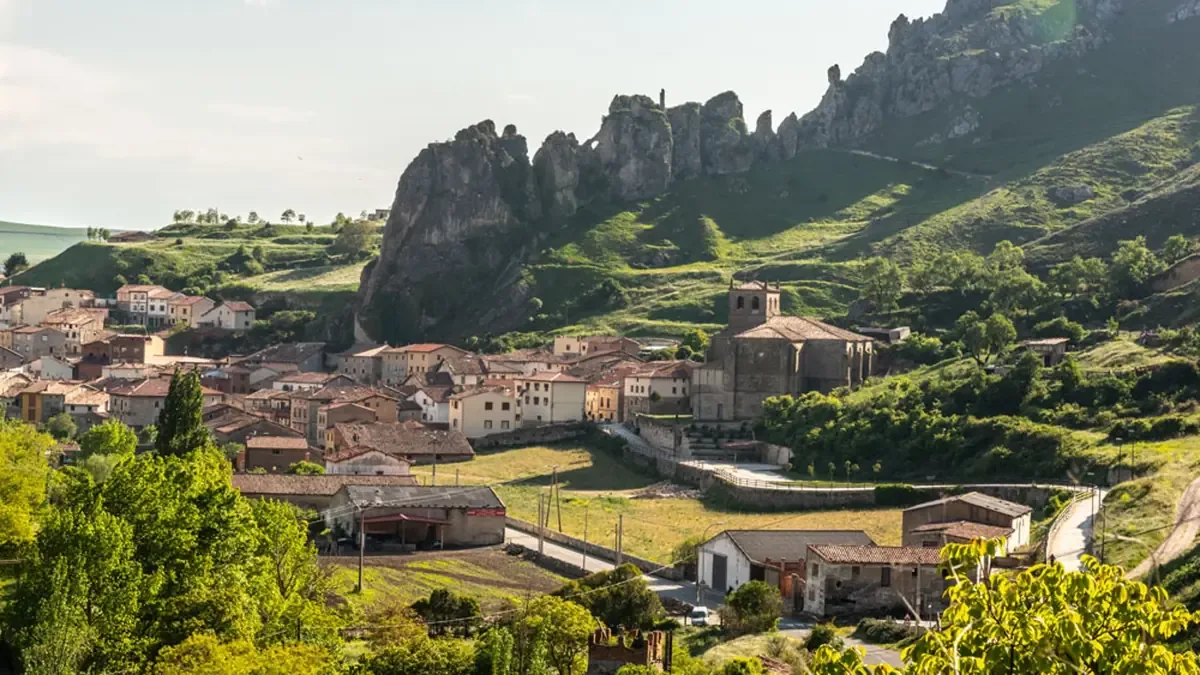 Este pueblo de Burgos combina historia, patrimonio y naturaleza, atrayendo a turistas de todas partes.