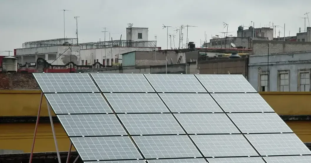 Programa de la CFE ofrece paneles solares gratuitos para reducir costos en hogares.