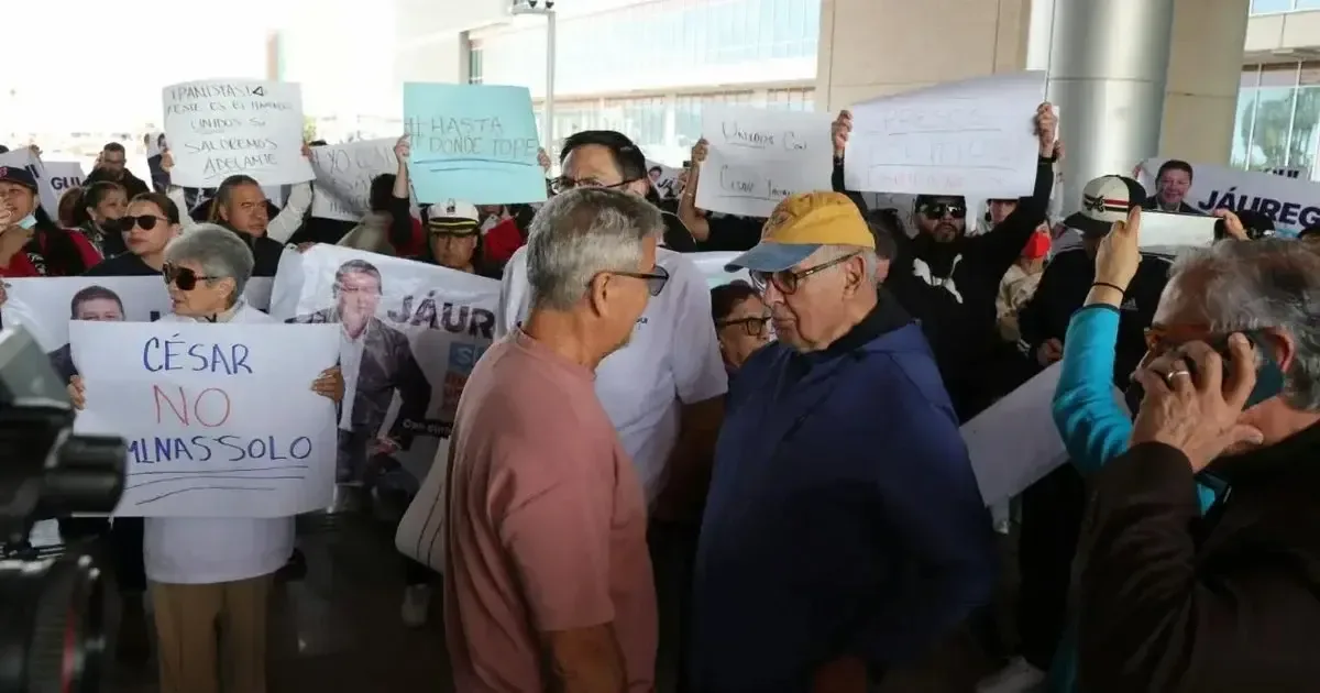 La detención del ex fiscal César Jáuregui genera protestas y acusaciones en Chihuahua.