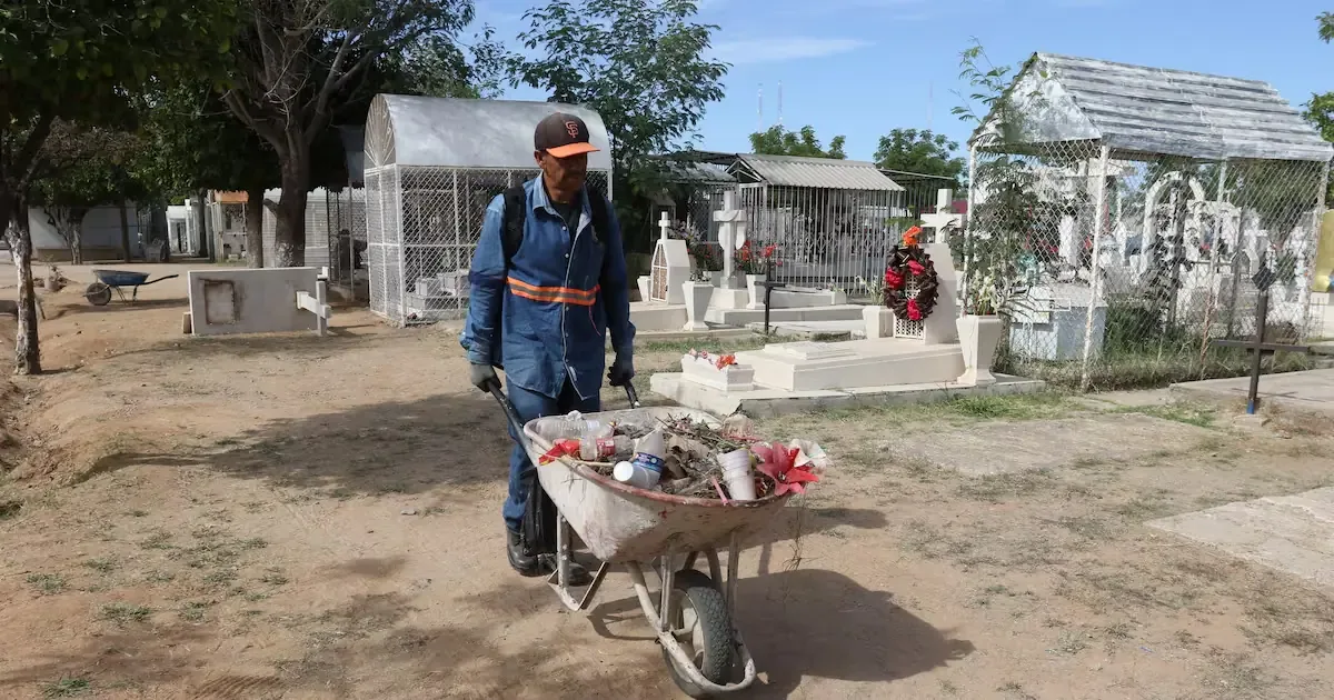 El Ayuntamiento implementa un operativo de limpieza y seguridad para los visitantes de los cementerios.