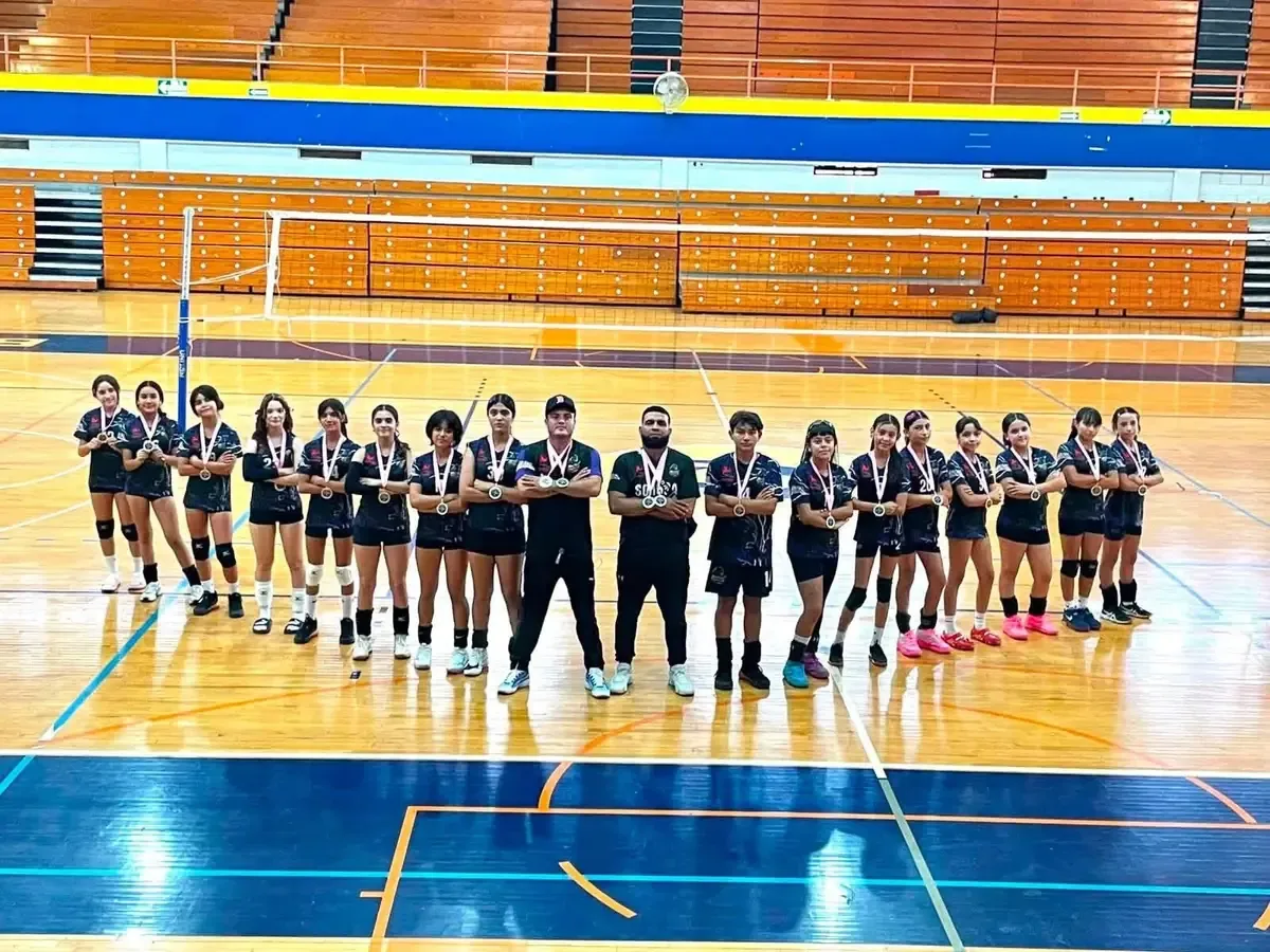 La Academia de Voleibol logra el campeonato en Primaria y Secundaria, destacando su dominio en el torneo.