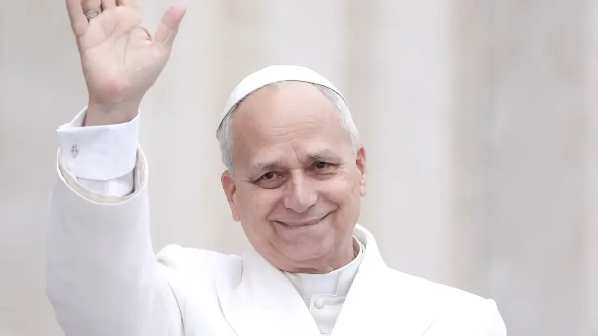 El Papa se somete a fisioterapia y comienza a caminar tras la operación.