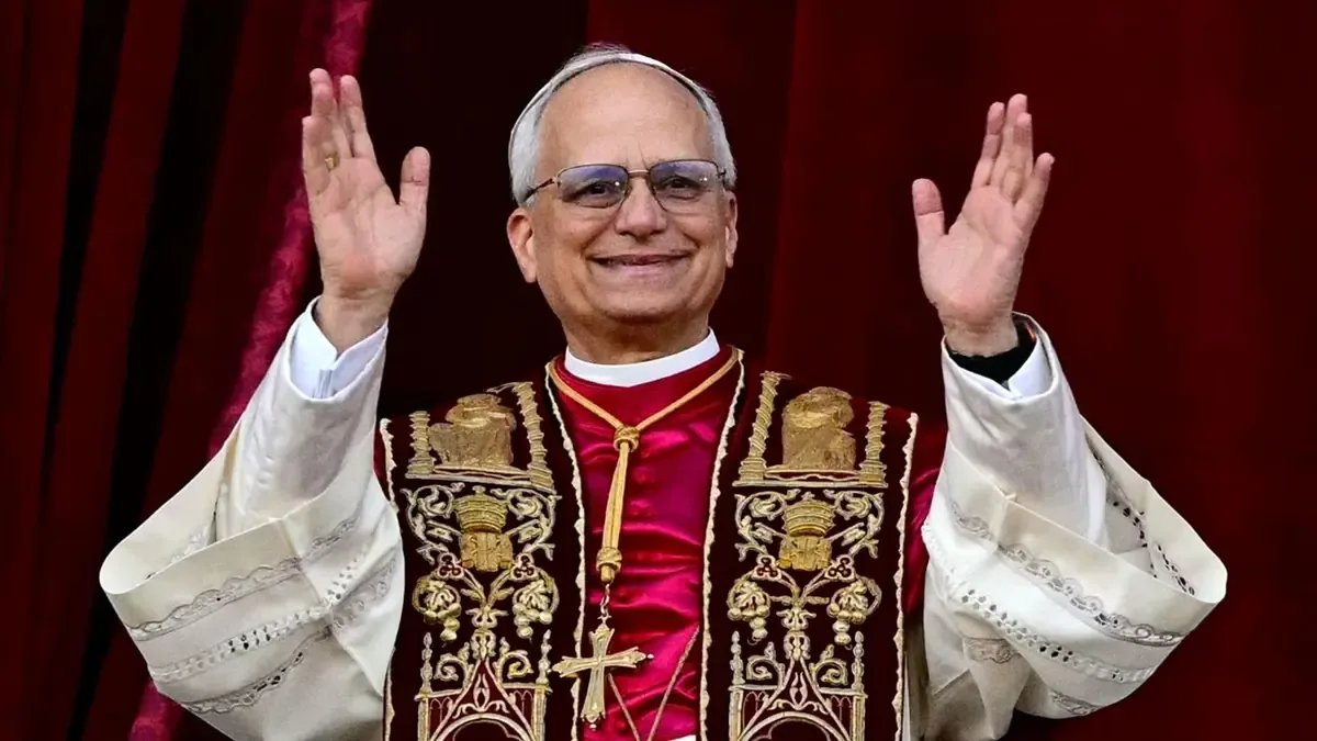El papa León XIV vuelve a la actividad tras su intervención pulmonar, mientras su gira por Sudamérica está en duda.