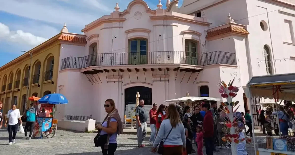 La histórica ciudad de Luján se prepara para recibir miles de peregrinos con un rico patrimonio cultural.