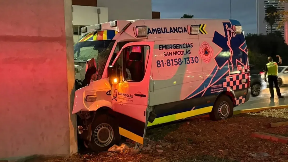 El accidente involucra una ambulancia que trasladaba a un paciente y dejó dos heridos más.