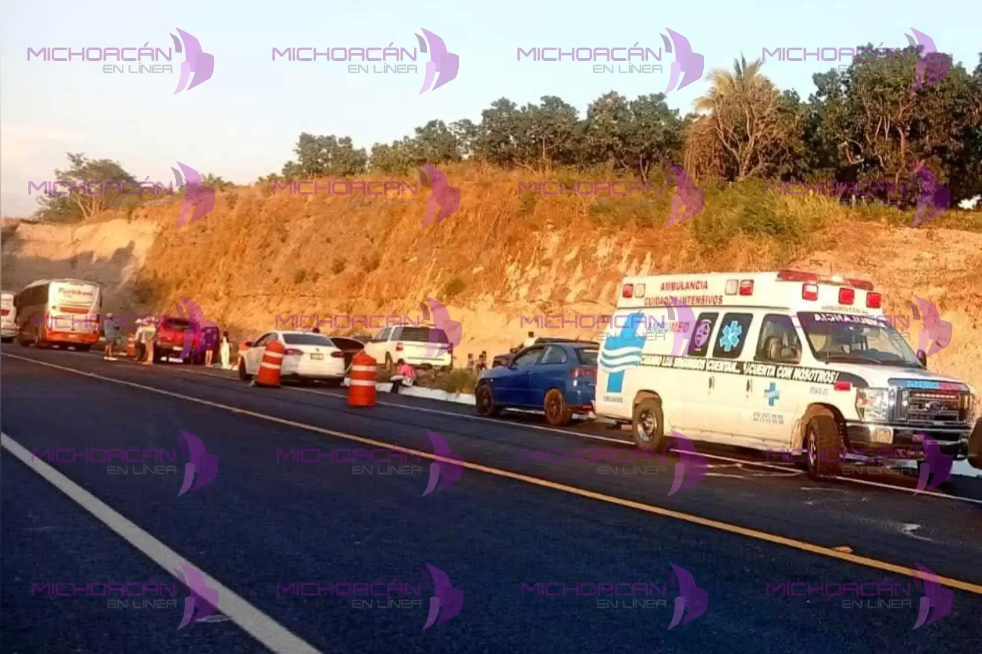 Paramédicos atienden a las afectadas en la Autopista Siglo XXI.
