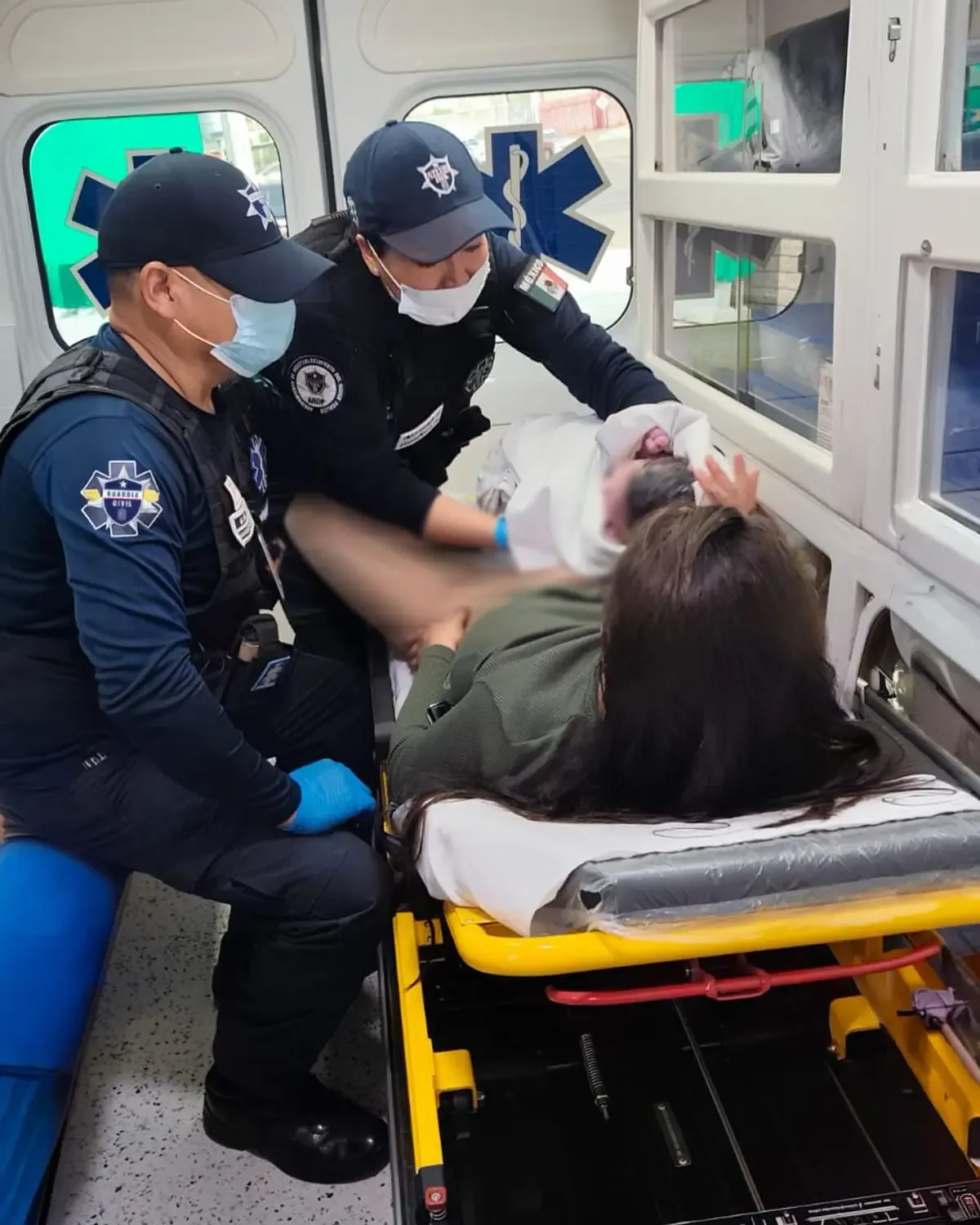 La intervención oportuna de paramédicos salvó la vida de una madre y un bebé en situaciones críticas.