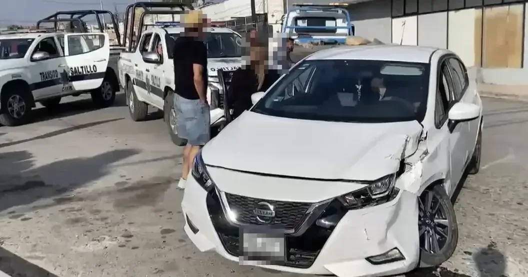 Un accidente de tránsito terminó en la detención de dos personas por conducir bajo los influjos del alcohol.