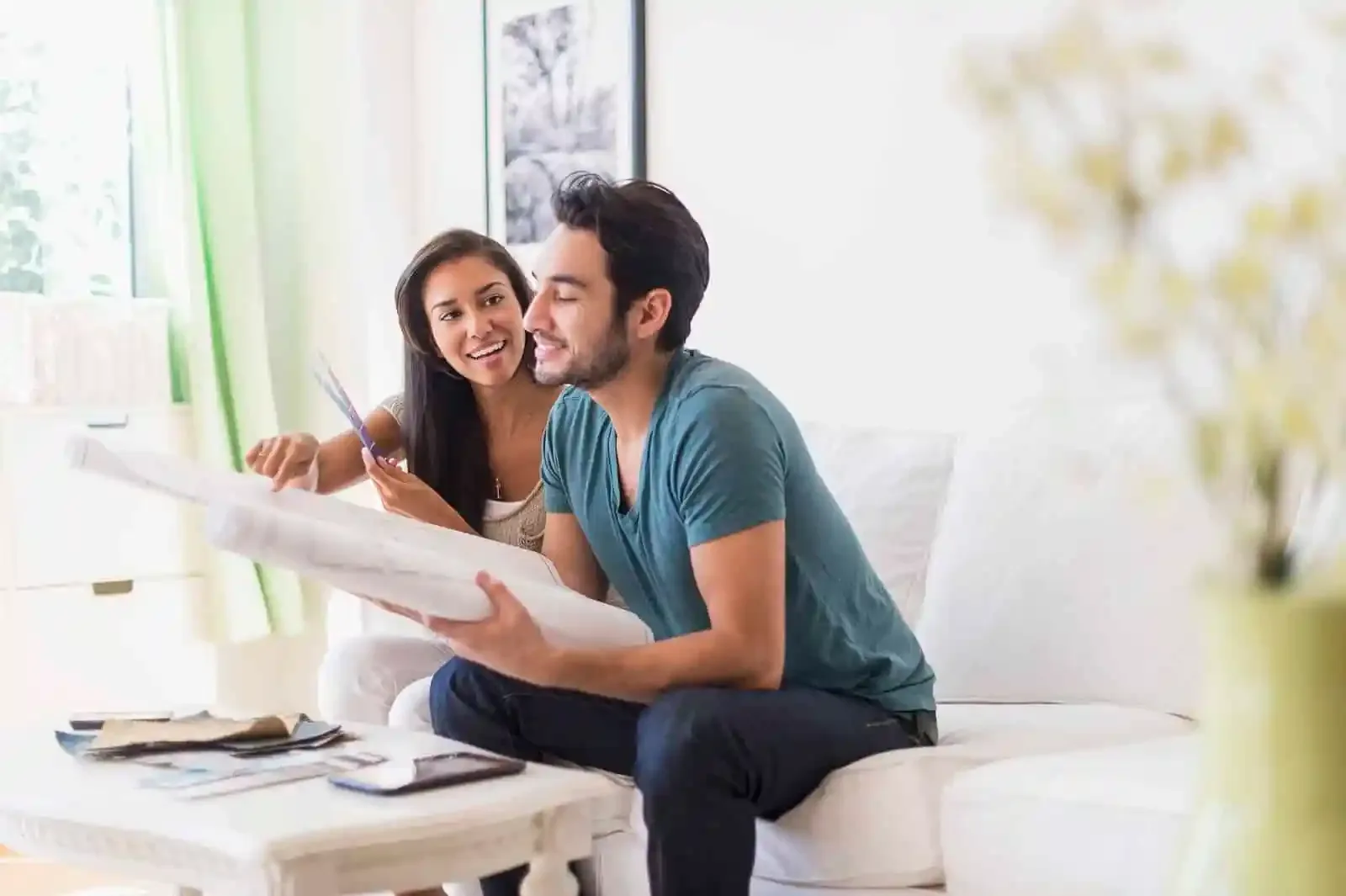 Pareja discutiendo finanzas para asegurar su futuro económico juntos.
