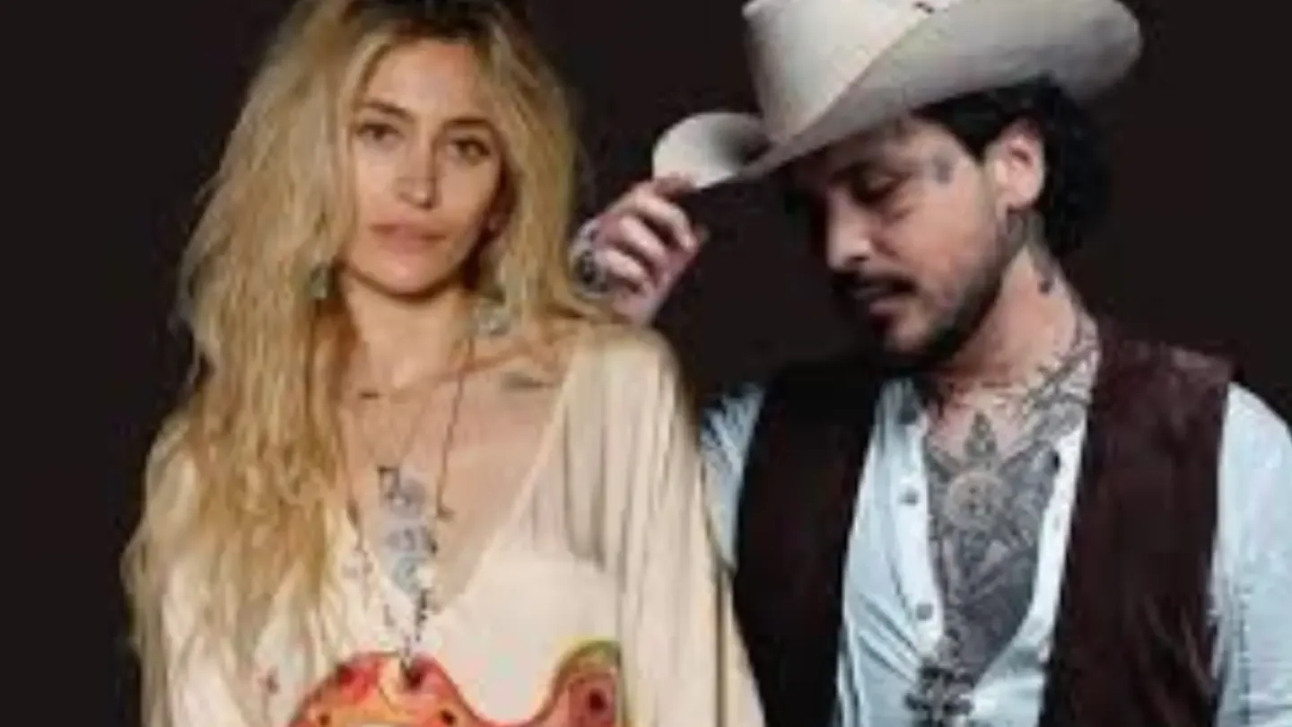 Paris Jackson disfrutando un momento personal mientras escucha a Christian Nodal.