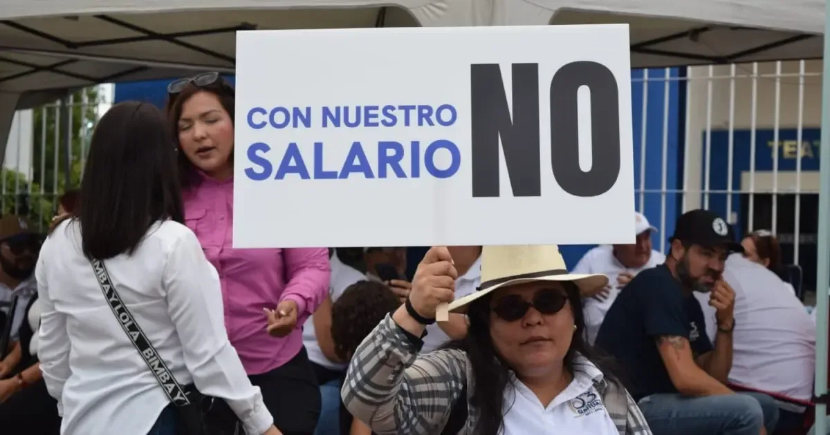 Trabajadores de la Universidad Autónoma de Sinaloa exigen recursos del Gobierno Federal debido a la falta de salarios.