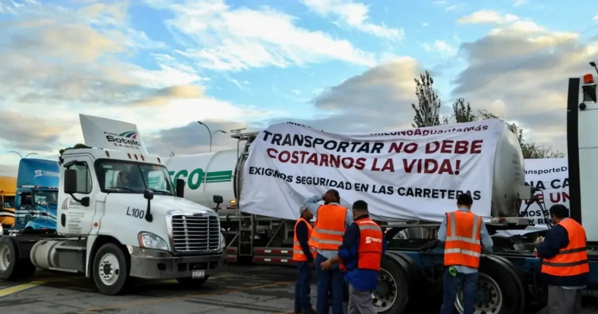 La movilización de transportistas impacta el comercio y la economía del país, generando incertidumbre.