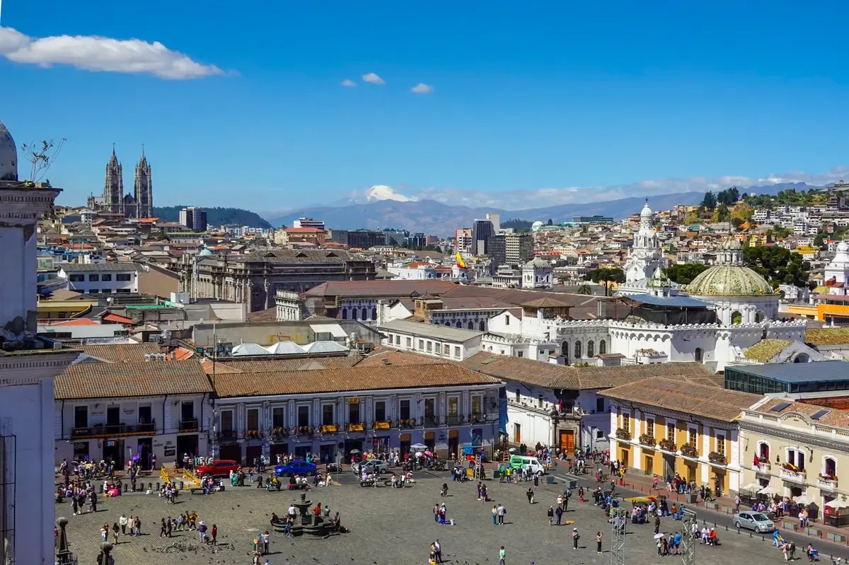El gobernador enfatiza la colaboración del sector construcción para el desarrollo estatal.