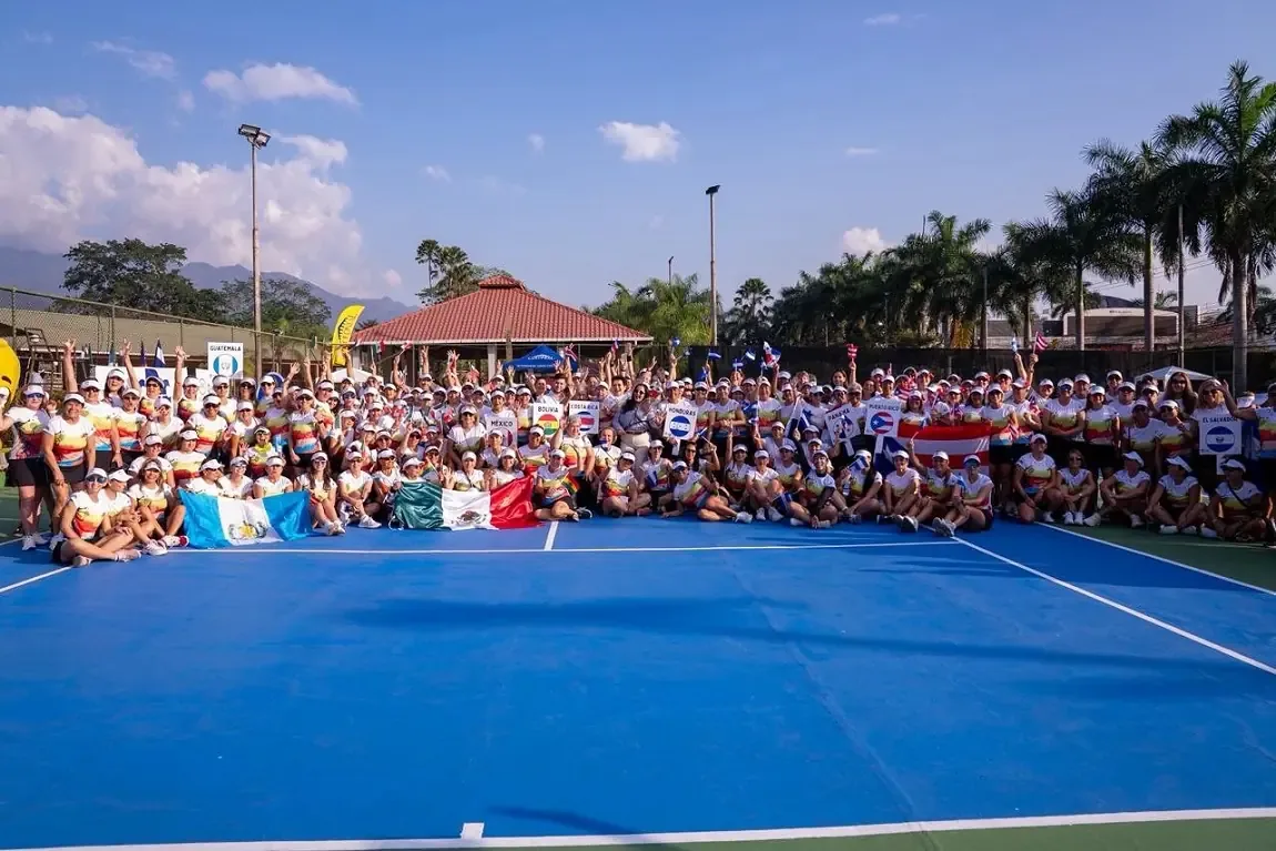Participan 120 tenistas de ocho países, fortaleciendo lazos deportivos en Honduras.