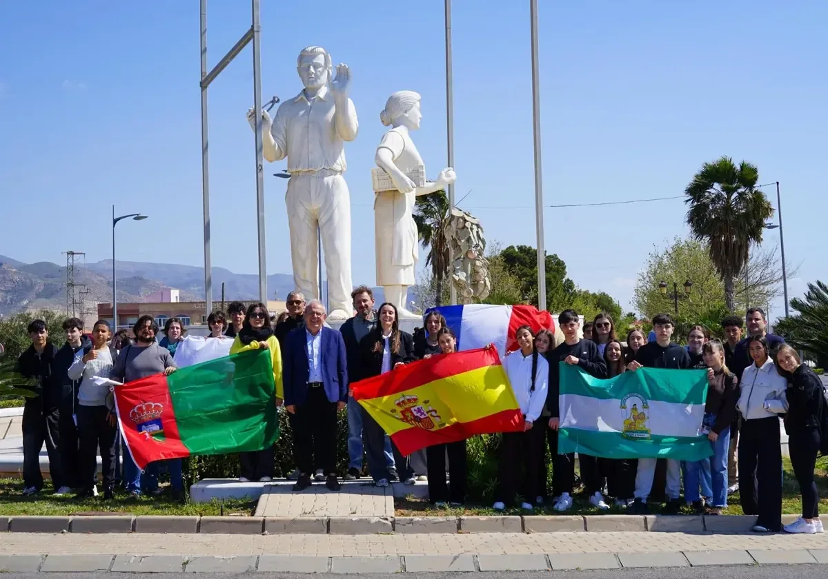 Participan en una actividad educativa que refuerza el conocimiento cultural y patrimonial local.