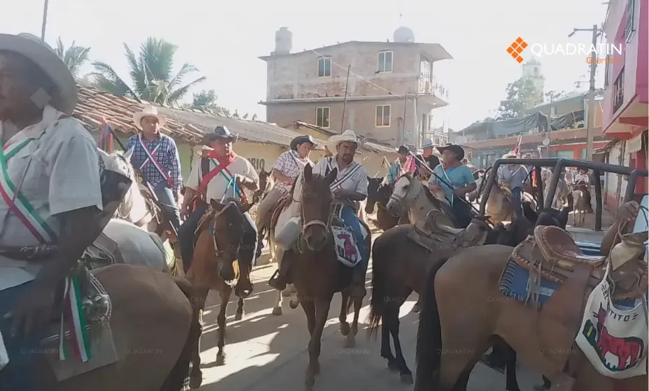 Participantes de la cabalgata en honor a San Sebastián Mártir en Ometepec.